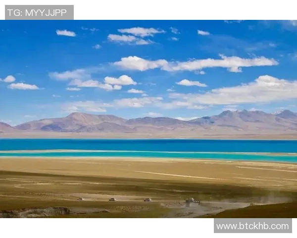 《他是绿茵场上的王者，她是他心中最柔软的秘密，足球与爱情的完美交织》