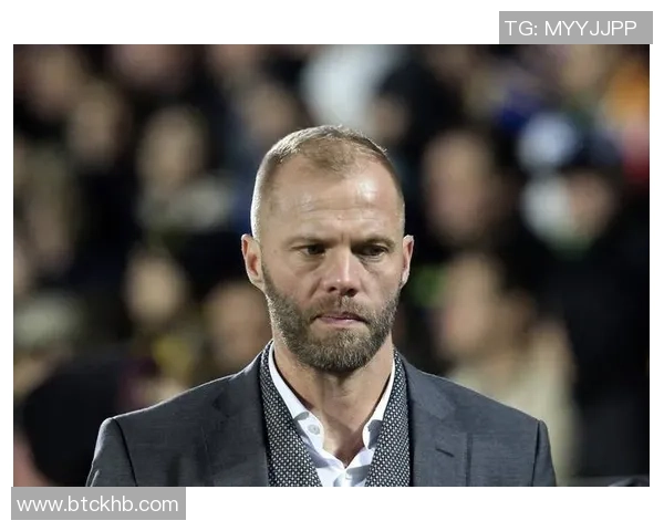 两刀切足球传奇：聚焦球场上那位无可匹敌的足球天王