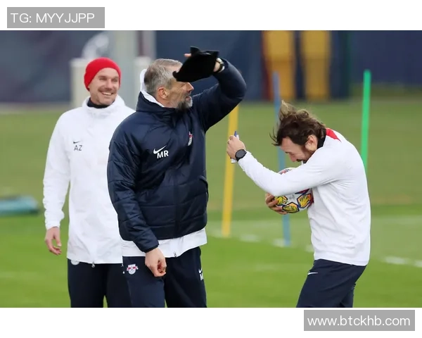 球星意外在足球场过夜的真实故事及背后原因揭秘