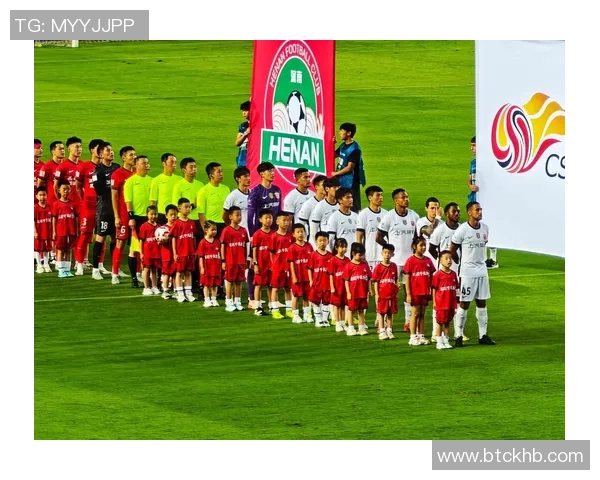 足球巨星与妻子携手共谱爱情传奇 一同走过人生巅峰与风雨