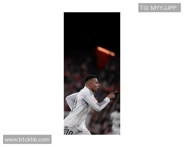 足球巨星姆巴佩球衣壁纸炫酷展示彰显超凡运动魅力